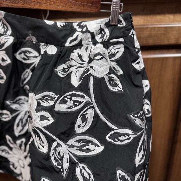 Banana Republic Black Floral Embroidered A-Line Skirt - Jacquard| Size 4‎ - Picture 3 of 6